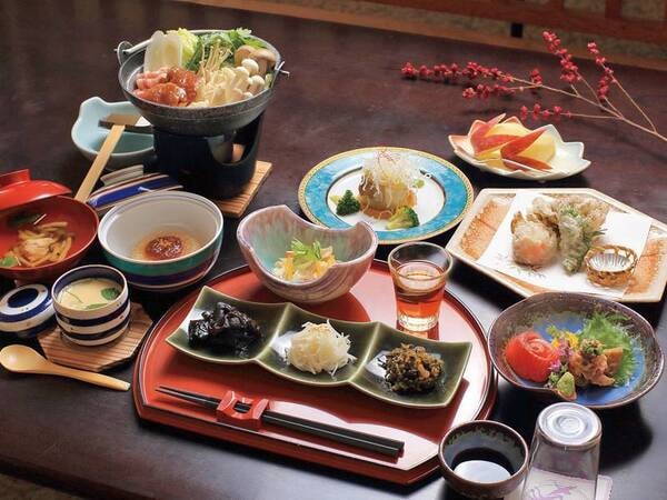 【郷土料理/例】みゆきポークのムニエルなど地場食材を使用した料理が並ぶ