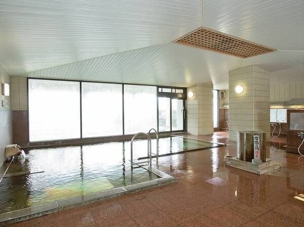 【大浴場】 広さ約100平米で開放感のある大きな湯殿