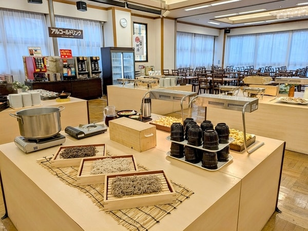 【夕食／例】種類豊富で彩り豊かな和洋中バイキング。さらにアルコールやソフトドリンクの飲み放題付（90分制）！