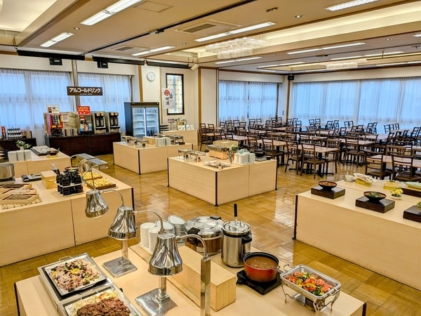 【夕食／例】種類豊富で彩り豊かな和洋中バイキング。さらにアルコールやソフトドリンクの飲み放題付（90分制）！