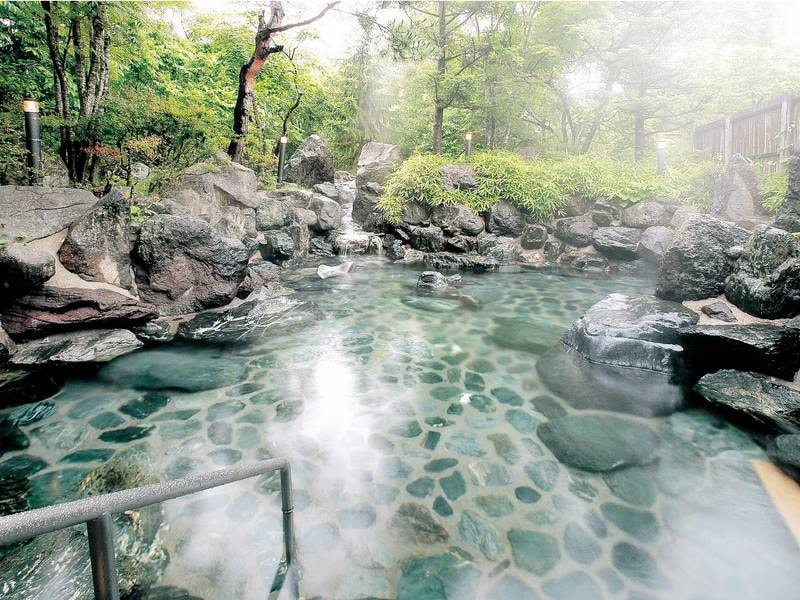 【露天風呂】磐梯山噴火時の岩を使用！リゾートホテルとは思えない野趣溢れる露天風呂