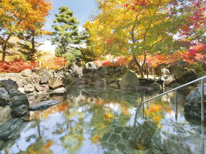 【露天風呂/秋】彩り豊かな秋の風景が広がる絶景露天風呂を満喫
