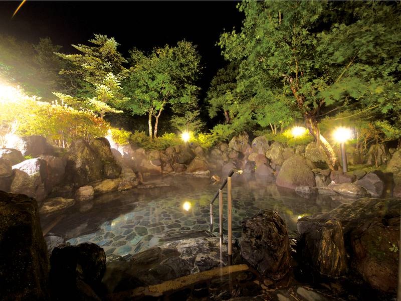 【露天風呂/夜】木々が幻想的に輝くライトアップされた露天風呂
