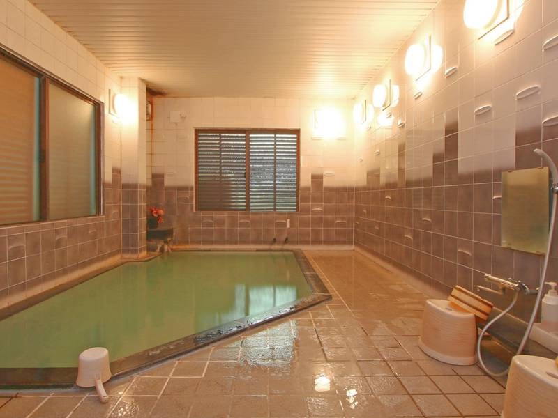 【男性大浴場】源泉かけ流しの湯を楽しめる