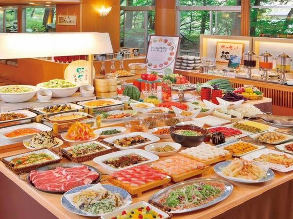 【ツアービュッフェ/例】オープンキッチン、郷土料理などを楽しめる地場産館が広がるツアービュッフェを堪能！