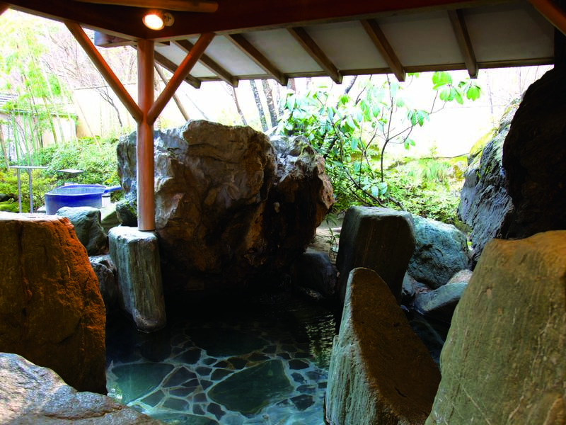 【露天風呂】大きな岩が特徴的な「大岩かくれんぼの湯」