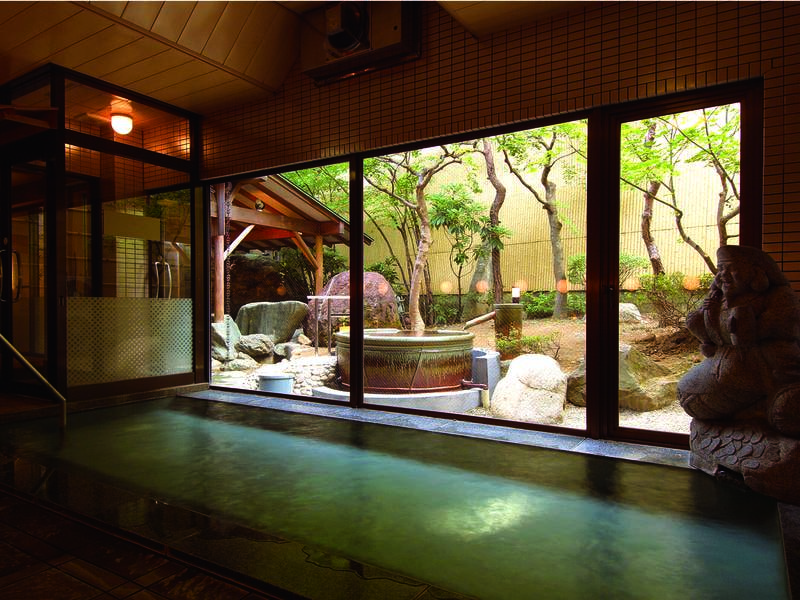 【大浴場】ガラス張りで開放的な大浴場には２種の露天風呂を併設