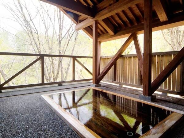 【木の風呂】奥会津の深い森の中、自然にすっぽりと包まれたような露天風呂