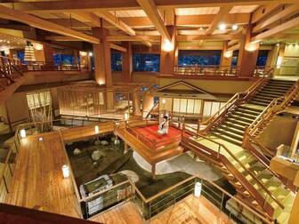 大川荘/【ロビー】ロビーの浮き舞台では三味線の生演奏でお出迎え