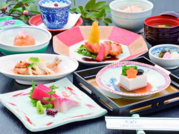 [夕食/例]レストラン舟津にて月替わり和会席をご用意。