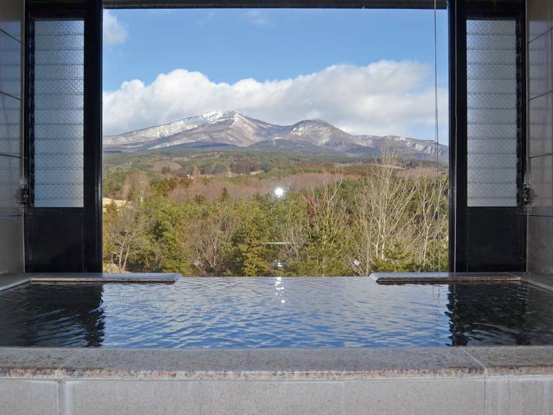 【ホテル棟小浴場】源泉かけ流し！夜通し利用可能！雄大な安達太良山を望み四季折々の景色をお楽しみいただけます