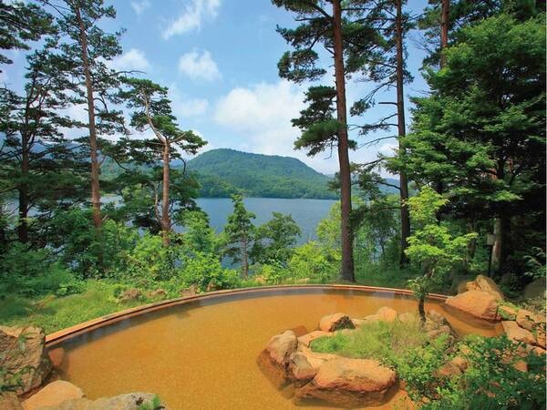 【露天風呂】桧原湖を見渡しながら「黄金の湯」として古くから愛される赤褐色のにごり湯を堪能