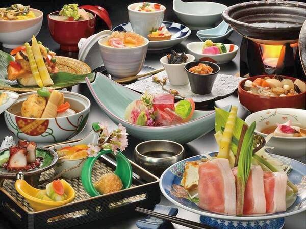 【季節の和会席/例】ホテル総料理長が腕を振るった季節の和会席をご用意。地元の旬の食材を使用した料理は四季を感じることができる!