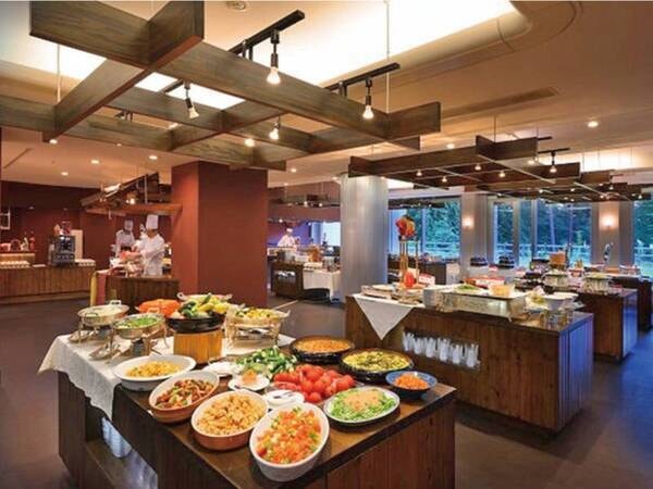 【レストラン「ヒバラダイニング」】磐梯山眺望のレストラン旬の食材や地元の新鮮野菜、食材を織り交ぜた、幅広いメニューが並ぶ