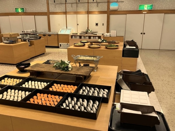 【夕食／例】夕食は創作和食膳＋和洋中のハーフバイキング。さらにアルコールやソフトドリンクの飲み放題付（90分制）！