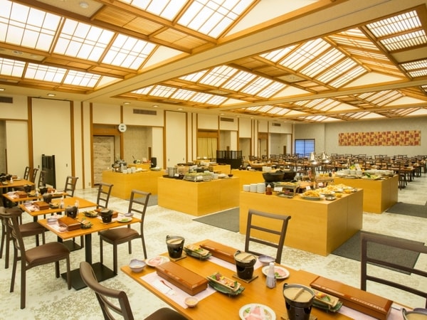 【夕食／例】夕食は創作和食膳＋和洋中のハーフバイキング。さらにアルコールやソフトドリンクの飲み放題付（90分制）！