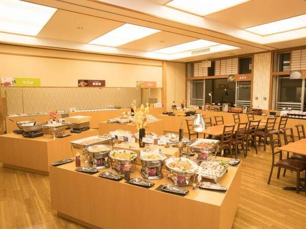 【バイキング会場/例】ライブキッチンを新設!ご宿泊者には全員アルコール&ソフトドリンク飲み放題付き(アルコールは大人のみ)