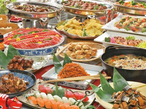 【和洋中50種バイキング/例】ローストビーフやお寿司、天ぷら等出来立て料理を愉しむ