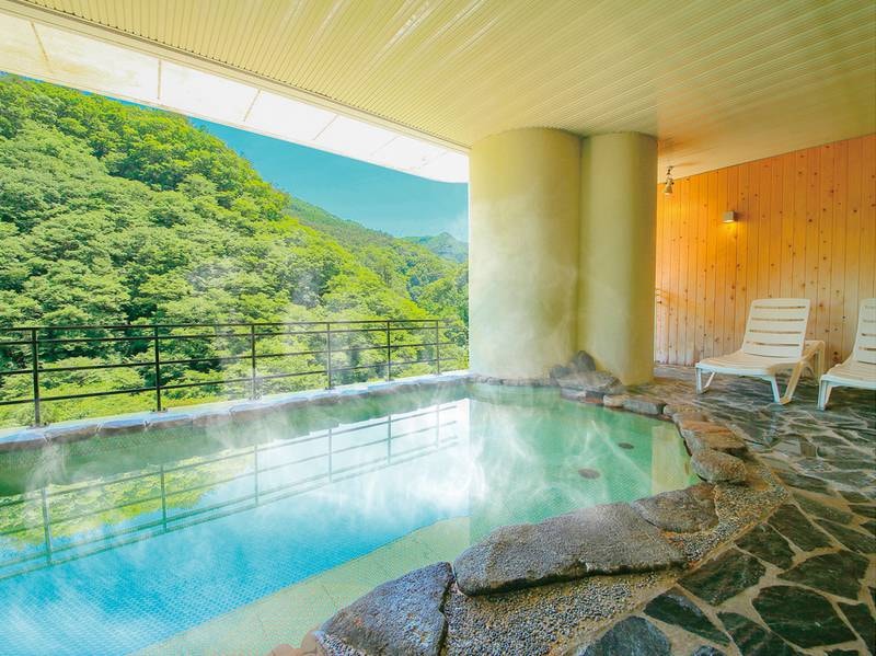 露天風呂/東山の豊かな自然の景色を堪能できる絶景風呂。移りゆく季節を体感いただけます