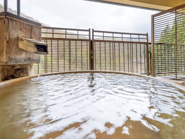 【客室露天風呂／例】渓流と山々の眺望に癒される