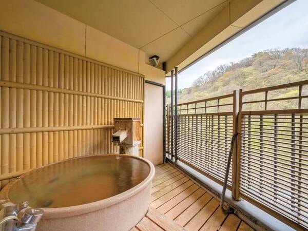 【客室露天風呂／例】渓流と山々の眺望に癒される