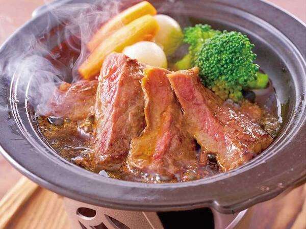 【7/1～8/31】サーロインステーキの陶板焼き※イメージ※調味牛脂を注入した加工肉です
