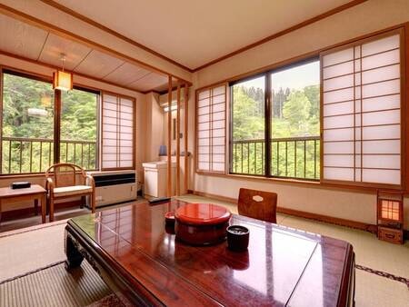 *【客室一例】和室10畳。お部屋から望む渓流二岐川の絶景。しっとりと落ち着いた和室で寛ぎのひと時を。