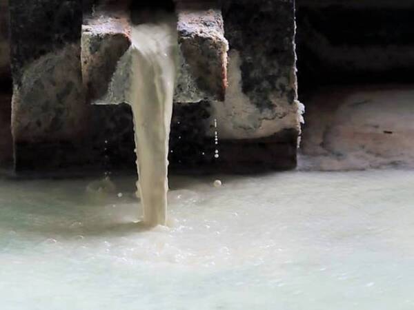 【大浴場】週に1度の湯守作業(湯の花流し)で、ミルクのような白濁のお湯が流れてきます。