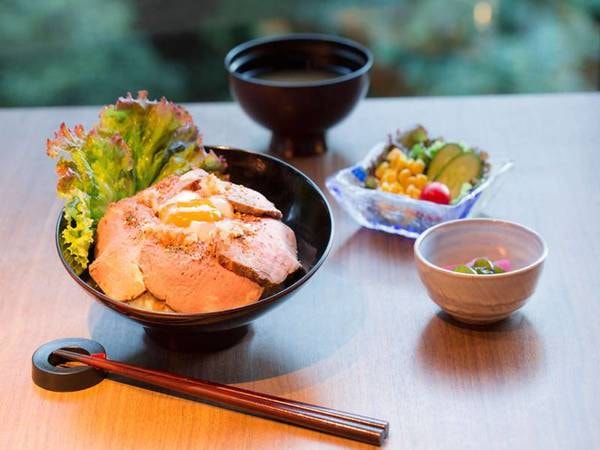 岡持ち弁当スタイル・ローストビーフ丼/一例