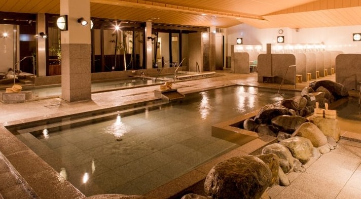 広々とした大浴場は炭酸泉やサウナも完備した癒しの空間