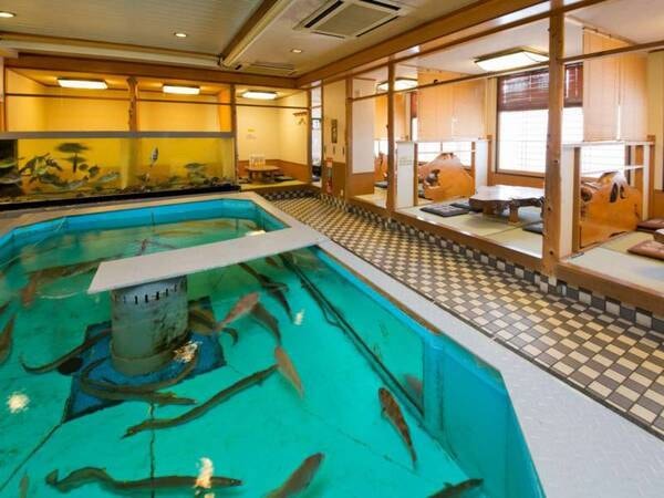 【食事処/例】自慢の大水槽を望みながら食事できるお席も！※確約不可