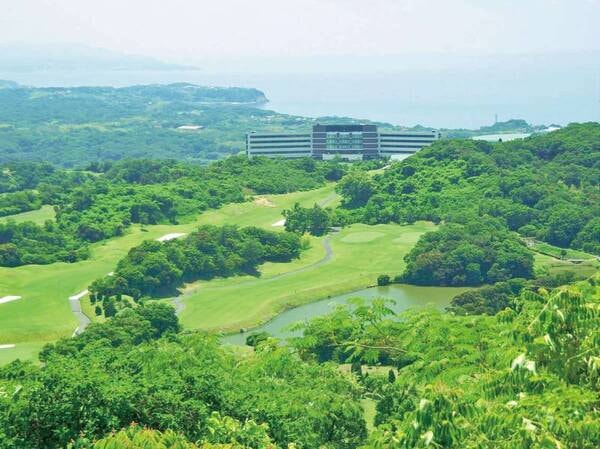 【ゴルフコースの様子】高台の開放的なゴルフコース。海を望む気持ちのよいゴルフ場