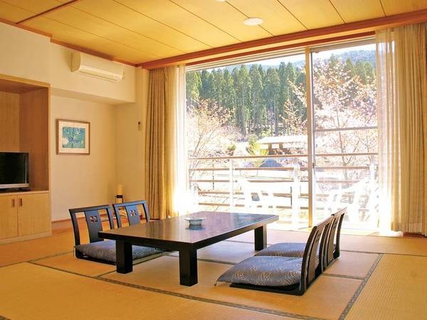 【和室／例】ゆっくりとくつろげる和室。窓の外には大自然が広がる