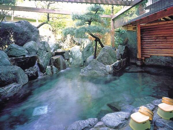 【華の湯　露天風呂】雰囲気の良い岩造り