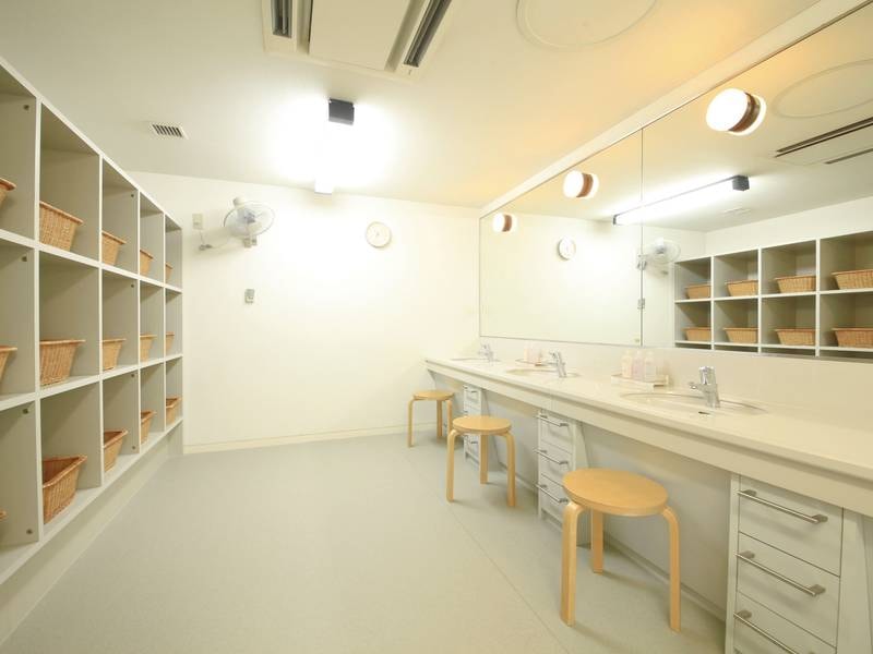 【脱衣所】広々と快適な脱衣所