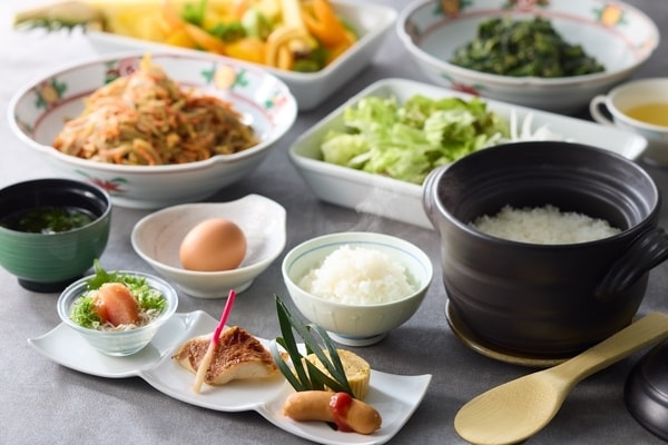 【朝食/例】美味しい窯炊きご飯と一緒に、淡路島産の卵かけご飯とご飯のお供をお楽しみください