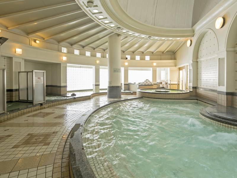 【大浴場】広々とした湯舟の他に、サウナ・スチームサウナ・水風呂なども完備！