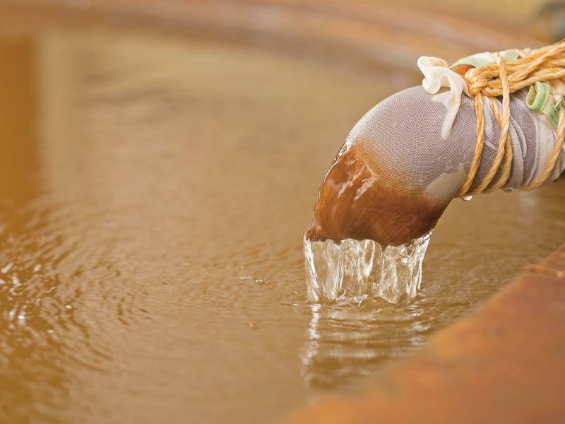 【露天風呂】空気に触れると茶褐色の濁り湯に変わる含鉄泉をお楽しみいただけます