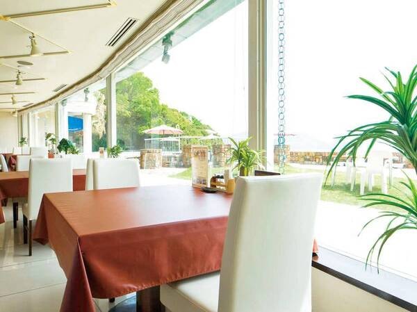 海の見える開放的なレストランでお食事を