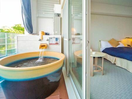 海を眺めながら湯浴みを満喫/露天風呂客室例