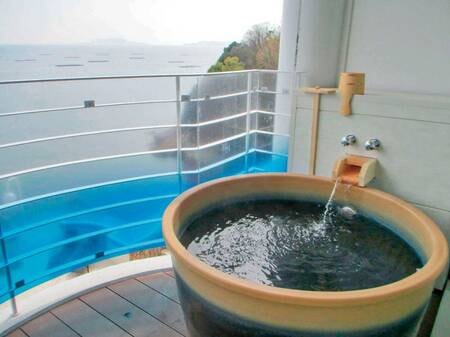 海を眺めながら湯浴みを満喫/露天風呂客室例