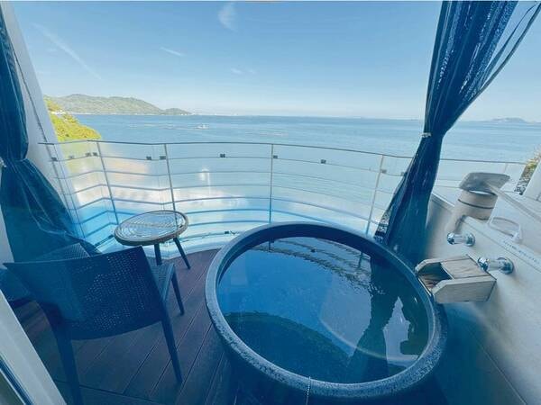 瀬戸内海の移り行く景色を楽しみながら浸かる客室露天風呂