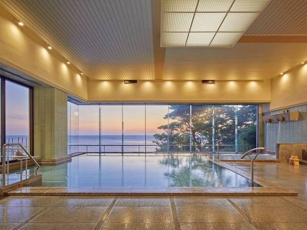 【女子大浴場】大きな窓から日本海を一望。広々大浴場でリラックス。