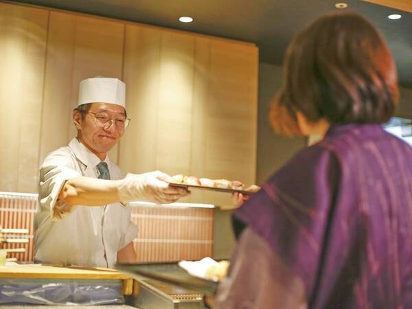 【夕食ディナーブッフェ/例】約60種類のメニュー 実演も充実