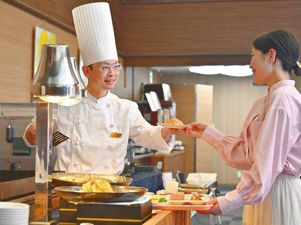 【朝食/例】実演コーナーでは出来立てのお料理をサーブ