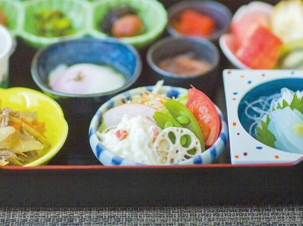 【朝食】食材には無農薬野菜を使用する等のこだわりがたっぷり/例