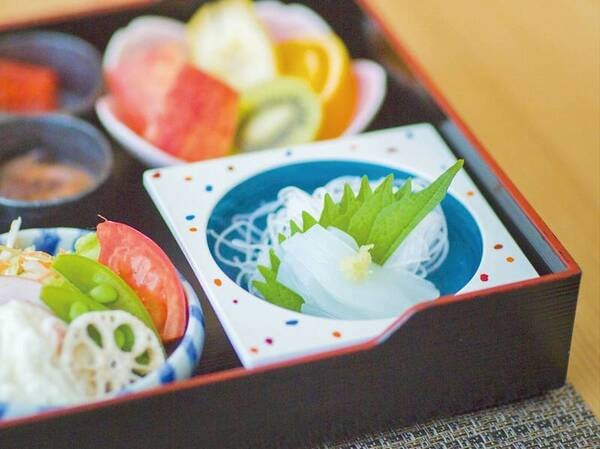 【朝食】料理長こだわりの海の幸も並ぶ/例