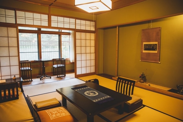 【客室/例】55.7平米 (和室10畳/洋室8畳/広縁)のお部屋。和室とリビングにわかれたお部屋です。お好きなスタイルで、温泉情緒あふれる空間をお楽しみください。