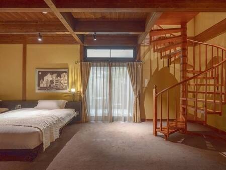 滝川に面した離れの木造二階建てスイートルーム。※一階部分(一例)