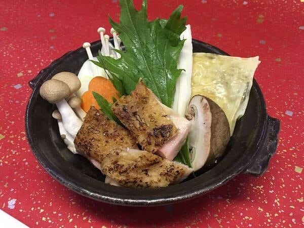 【湯波入り焼き鶏鍋/一例】香ばしい焼き鳥を使用した新発想のお鍋です